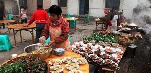 在农村参加酒席,面对剩饭剩菜你会打包回来吗?