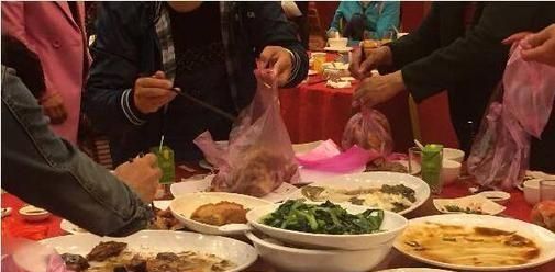 在农村参加酒席,面对剩饭剩菜你会打包回来吗?