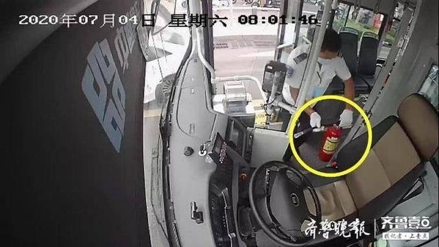 早高峰出租车蹿出火苗,济南公交驾驶员紧急灭火