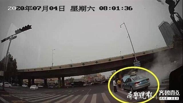 早高峰出租车蹿出火苗,济南公交驾驶员紧急灭火