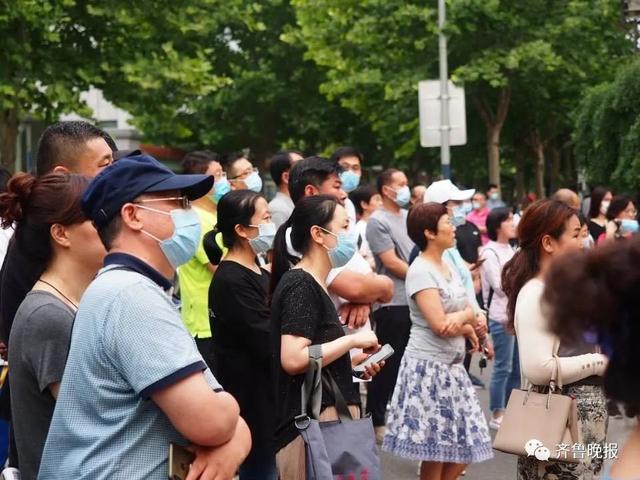 高三男生在老师肩头大哭,久久不离去…济南这些学校最后一课,太好哭了