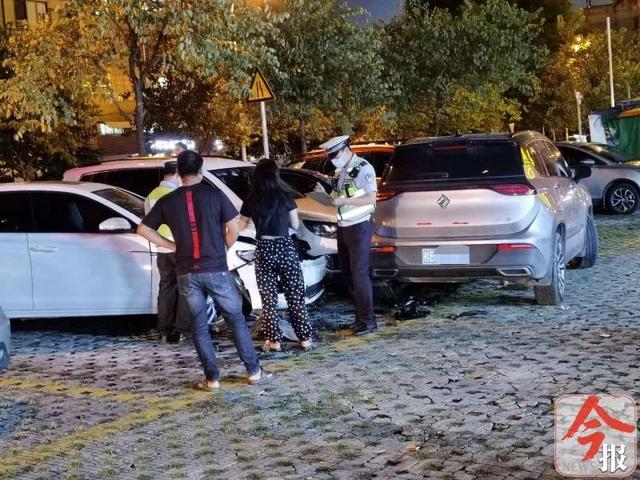柳州东环大道星源停车场,一车失控连撞五车!事发前后目击者看到这幕