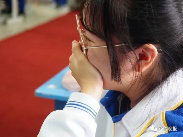 高三男生在老师肩头大哭,久久不离去…济南这些学校最后一课,太好哭了