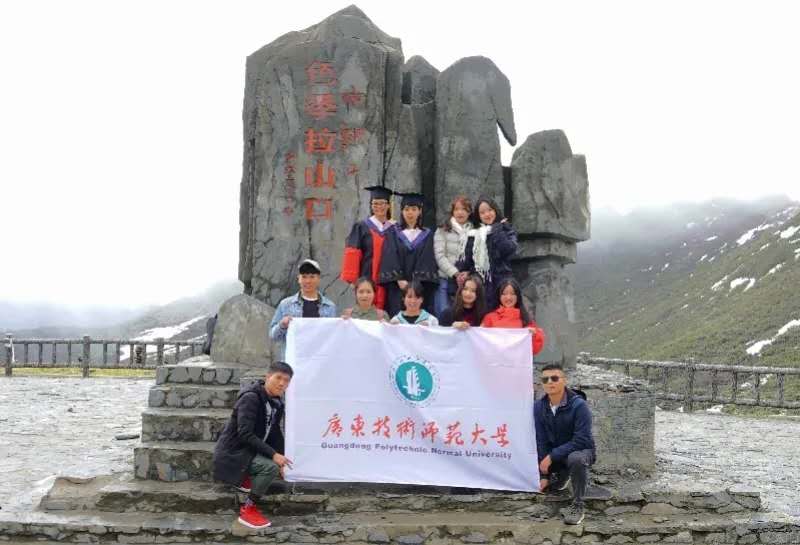 稀薄的空气,高耸的石碑……这场海拔4700米的毕业典礼,只为她一个人