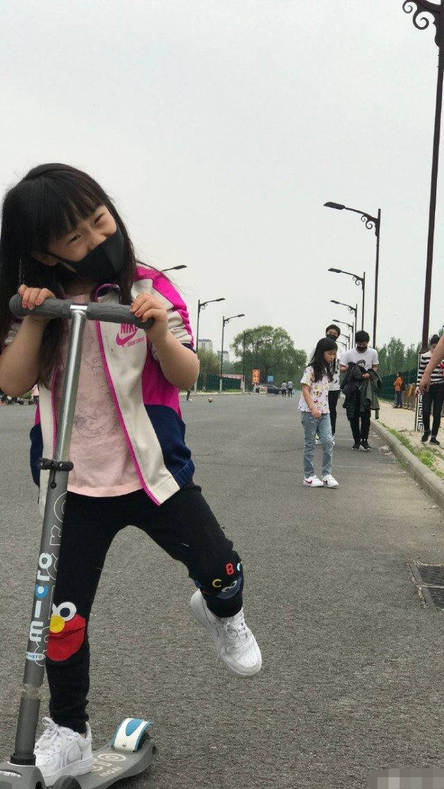 岳云鹏7岁女儿长发披肩光脚坐地上看书,文文静静,五官像极爸爸休闲区蓝鸢梦想 - Www.slyday.coM 岳云鹏7岁女儿长发披肩光脚坐地上看书,文文静静,五官像极爸爸休闲区蓝鸢梦想 - Www.slyday.coM