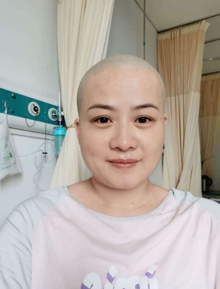 岳云鹏7岁女儿长发披肩光脚坐地上看书,文文静静,五官像极爸爸休闲区蓝鸢梦想 - Www.slyday.coM 岳云鹏7岁女儿长发披肩光脚坐地上看书,文文静静,五官像极爸爸休闲区蓝鸢梦想 - Www.slyday.coM