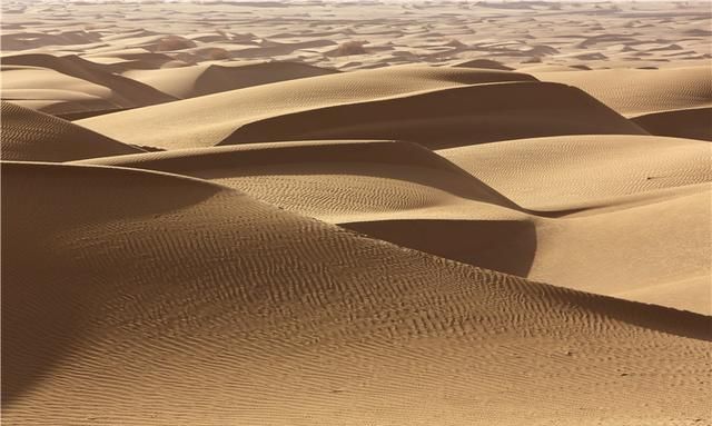 新疆塔里木沙漠:南北贯穿被称为“死亡之海”的塔克拉玛干沙漠