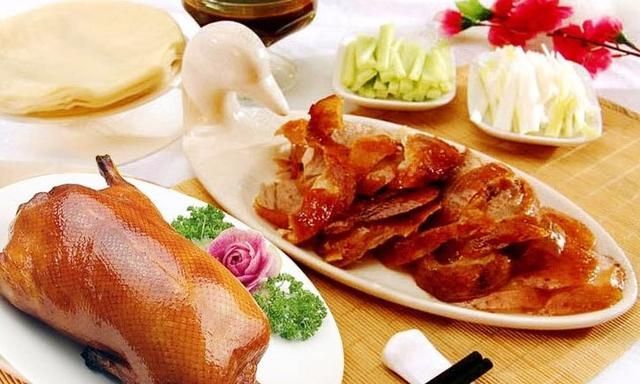 吃烤鸭时,服务员问剩下的鸭架是炸还是炖汤,精明人只回答4个字