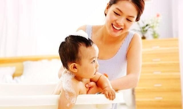 洗澡加花露水能驱蚊?4个宝宝夏季洗澡误区,还有哪位妈妈不清楚
