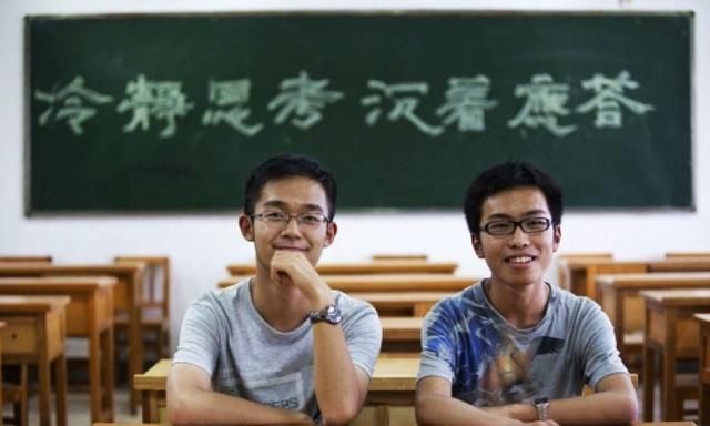 他是云南高考状元,崇拜儒家文化,写得一手好书法