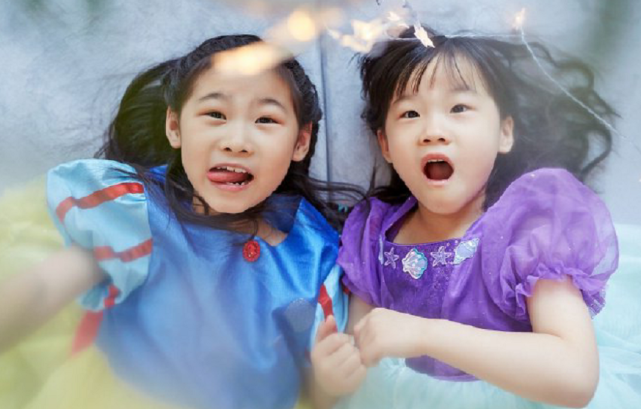 岳云鹏7岁女儿长发披肩光脚坐地上看书,文文静静,五官像极爸爸休闲区蓝鸢梦想 - Www.slyday.coM 岳云鹏7岁女儿长发披肩光脚坐地上看书,文文静静,五官像极爸爸休闲区蓝鸢梦想 - Www.slyday.coM