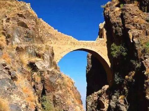世界上最“古怪”桥，建造之谜400年未解，看过的人都赞叹不已