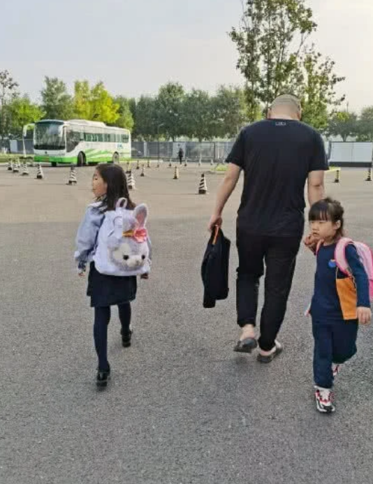 岳云鹏7岁女儿长发披肩光脚坐地上看书,文文静静,五官像极爸爸休闲区蓝鸢梦想 - Www.slyday.coM 岳云鹏7岁女儿长发披肩光脚坐地上看书,文文静静,五官像极爸爸休闲区蓝鸢梦想 - Www.slyday.coM