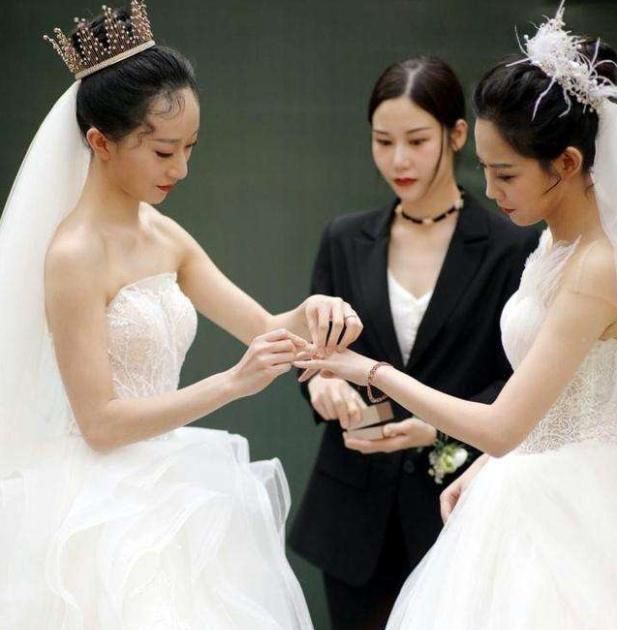 女学徒和他的女朋友结婚了他们在婚礼上甜蜜地亲吻着对方