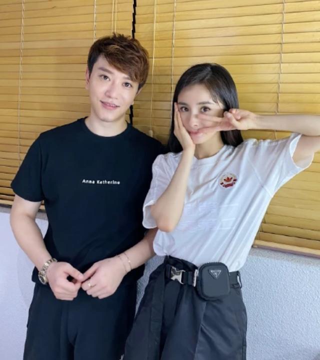 杨幂与神秘男子亲密合照捂脸比剪刀手卖萌看起来心情很好