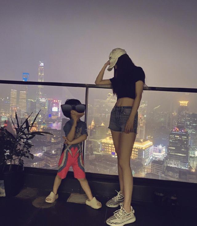 angelababy小海绵,angelababy吸烟事件 angelababy晒与小海绵合照,3岁小海绵长的很高,已经到