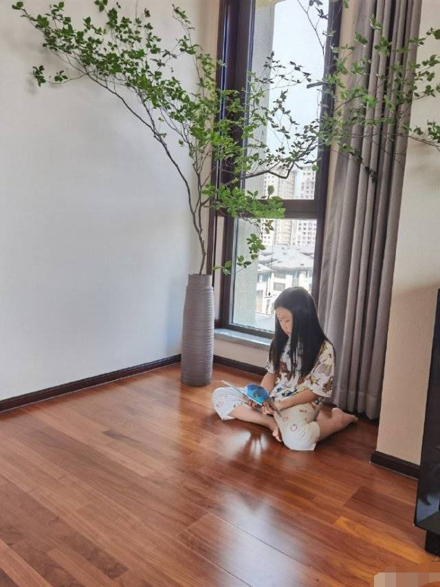 岳云鹏7岁女儿长发披肩光脚坐地上看书,文文静静,五官像极爸爸休闲区蓝鸢梦想 - Www.slyday.coM 岳云鹏7岁女儿长发披肩光脚坐地上看书,文文静静,五官像极爸爸休闲区蓝鸢梦想 - Www.slyday.coM