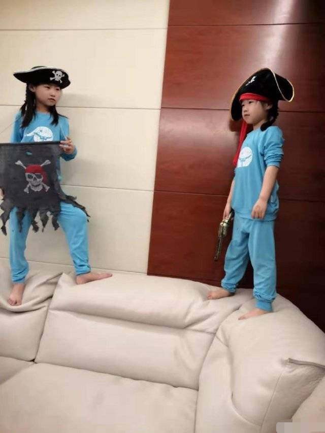 岳云鹏7岁女儿长发披肩光脚坐地上看书,文文静静,五官像极爸爸休闲区蓝鸢梦想 - Www.slyday.coM 岳云鹏7岁女儿长发披肩光脚坐地上看书,文文静静,五官像极爸爸休闲区蓝鸢梦想 - Www.slyday.coM