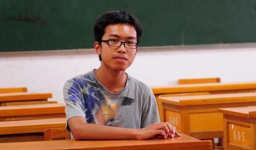 他是云南高考状元,崇拜儒家文化,写得一手好书法