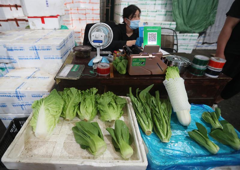 降雨持续,上海江桥蔬菜批发市场日均进场6000多吨150多个品种蔬菜