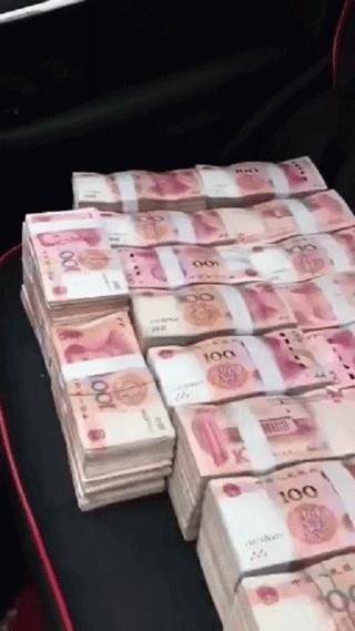 " 车的副驾驶位上堆放着约百多万的钞票,他说刚从银行提的现金去送