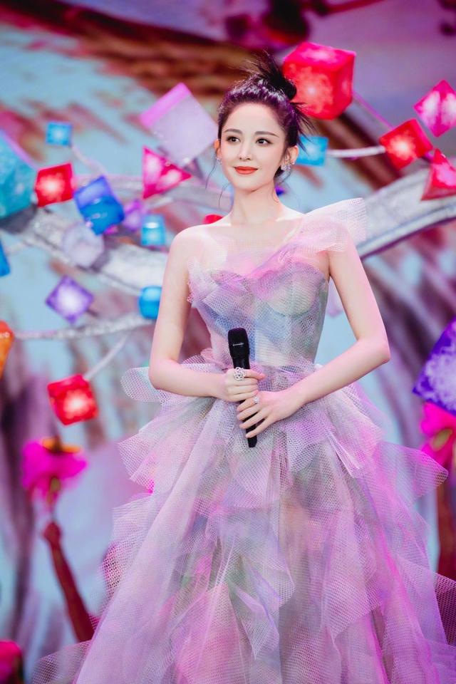 被娜扎的法式穿搭惊艳了,鹅黄裙搭复古编发优雅精致,美的很高级
