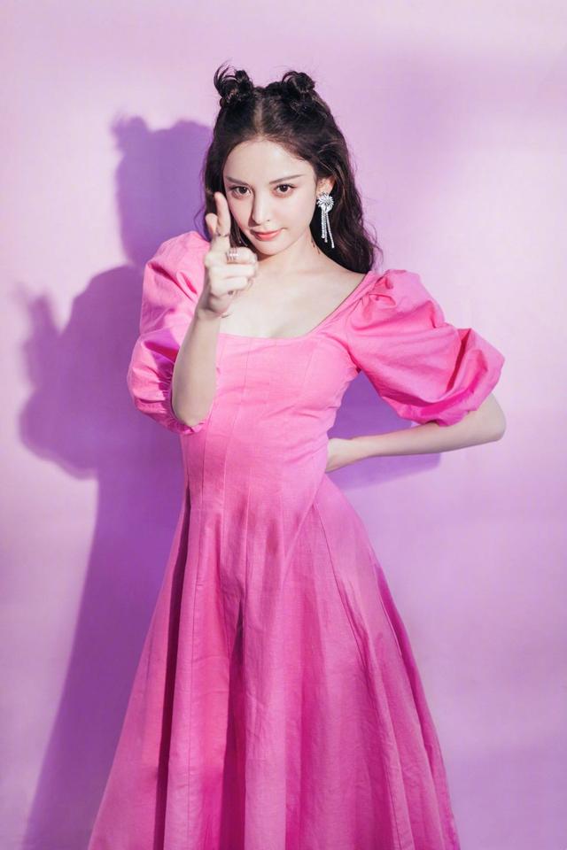 被娜扎的法式穿搭惊艳了,鹅黄裙搭复古编发优雅精致,美的很高级