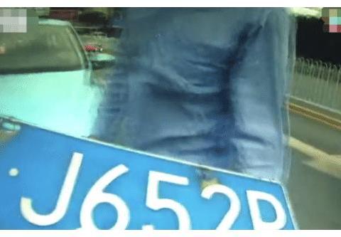 出租车司机为了省停车费，居然自己套自己的车牌，结果悲剧了