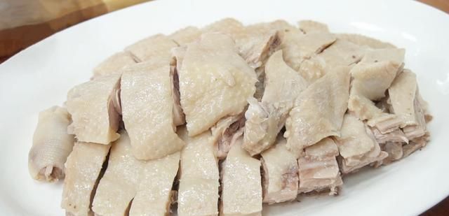 夏天多吃鸭肉，教你白切鸭的做法，皮爽脆肉嫩滑，比饭店的还好吃
