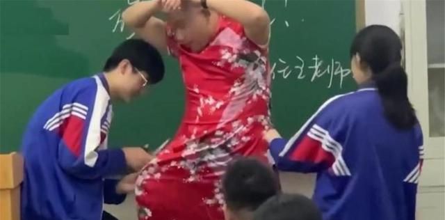 “最美男教师”火了,穿大红旗袍为高三考生助阵,网友:太拼了
