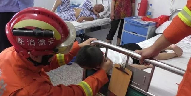 “熊孩子”发现墙上有小洞,好奇心作祟一顿猛抠,结果消防员来了