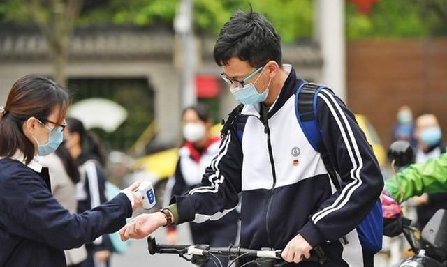 高考第一天,这次换监考老师上热搜,当年那个忘准考证的人长大了休闲区蓝鸢梦想 - Www.slyday.coM 高考第一天,这次换监考老师上热搜,当年那个忘准考证的人长大了休闲区蓝鸢梦想 - Www.slyday.coM