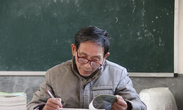 职称可以不取消,但请和教师工资脱钩