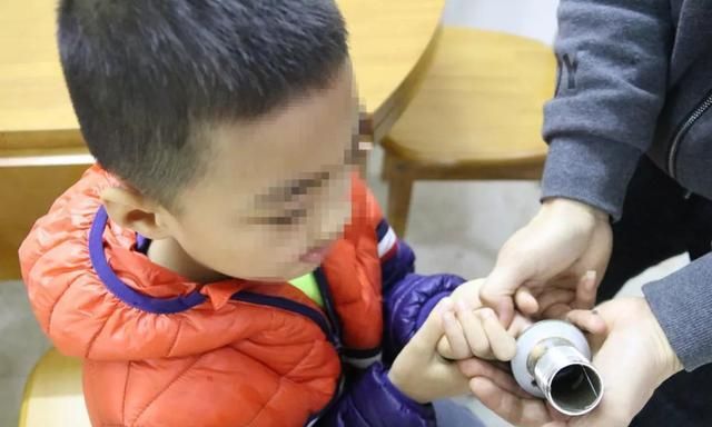 “熊孩子”发现墙上有小洞,好奇心作祟一顿猛抠,结果消防员来了