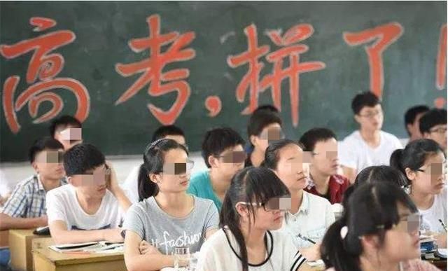 “最美男教师”火了,穿大红旗袍为高三考生助阵,网友:太拼了