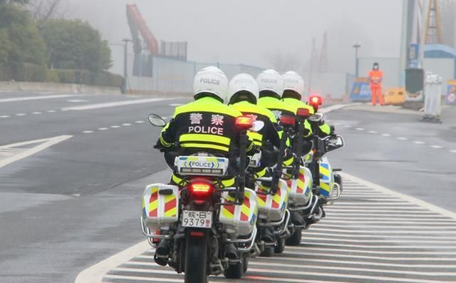 高考第一天,这次换监考老师上热搜,当年那个忘准考证的人长大了休闲区蓝鸢梦想 - Www.slyday.coM 高考第一天,这次换监考老师上热搜,当年那个忘准考证的人长大了休闲区蓝鸢梦想 - Www.slyday.coM