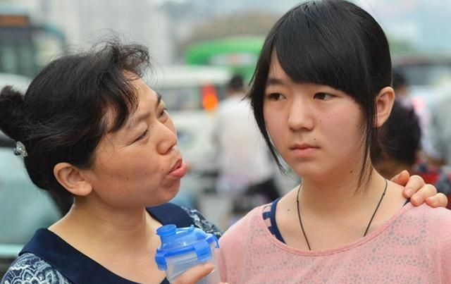 高考第一天,这次换监考老师上热搜,当年那个忘准考证的人长大了休闲区蓝鸢梦想 - Www.slyday.coM 高考第一天,这次换监考老师上热搜,当年那个忘准考证的人长大了休闲区蓝鸢梦想 - Www.slyday.coM