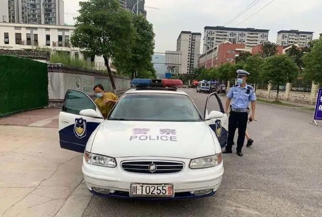 高考第一天,这次换监考老师上热搜,当年那个忘准考证的人长大了休闲区蓝鸢梦想 - Www.slyday.coM 高考第一天,这次换监考老师上热搜,当年那个忘准考证的人长大了休闲区蓝鸢梦想 - Www.slyday.coM