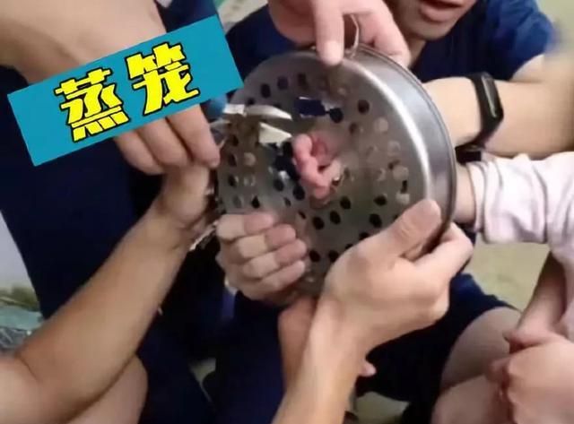 “熊孩子”发现墙上有小洞,好奇心作祟一顿猛抠,结果消防员来了