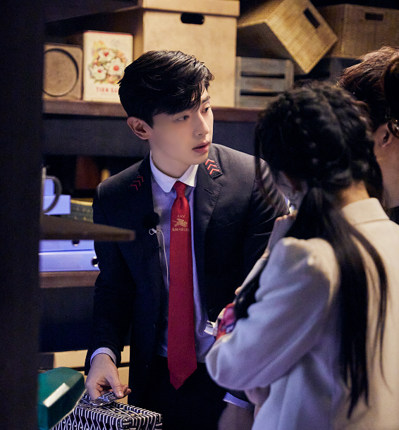 《密逃2》邓伦高清剧照,西装笔挺男友力十足,红色领带成亮点休闲区蓝鸢梦想 - Www.slyday.coM 《密逃2》邓伦高清剧照,西装笔挺男友力十足,红色领带成亮点休闲区蓝鸢梦想 - Www.slyday.coM