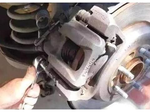 5000公里更换一次机油？维修工：别再“傻傻被忽悠”，学着点！