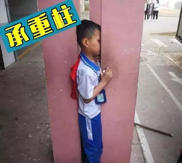 “熊孩子”发现墙上有小洞,好奇心作祟一顿猛抠,结果消防员来了