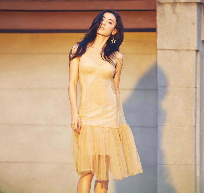 宋祖儿再次撞脸张柏芝,当她换上背心,与张柏芝形如双胞胎姐妹 宋祖儿再次撞脸张柏芝,当她换上背心,与张柏芝形如双胞胎姐妹