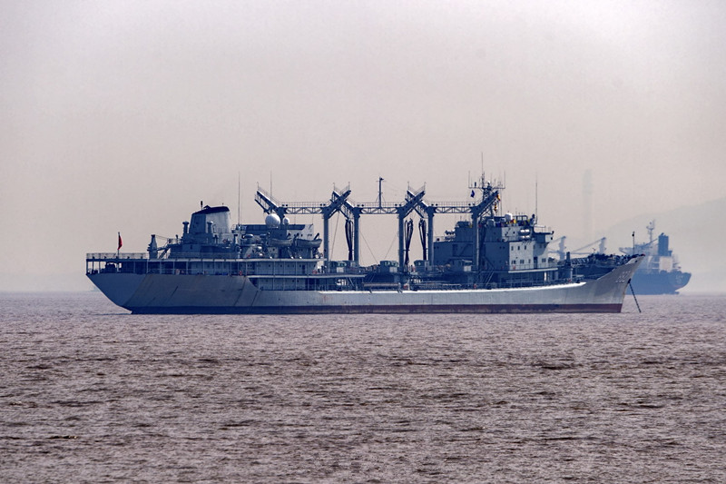 南海舰队当时有3艘其它型号的补给舰,就是883,884,885,再后来886,887