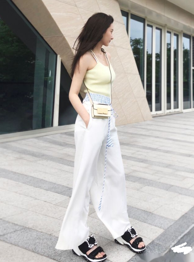 宋祖儿再次撞脸张柏芝,当她换上背心,与张柏芝形如双胞胎姐妹 宋祖儿再次撞脸张柏芝,当她换上背心,与张柏芝形如双胞胎姐妹