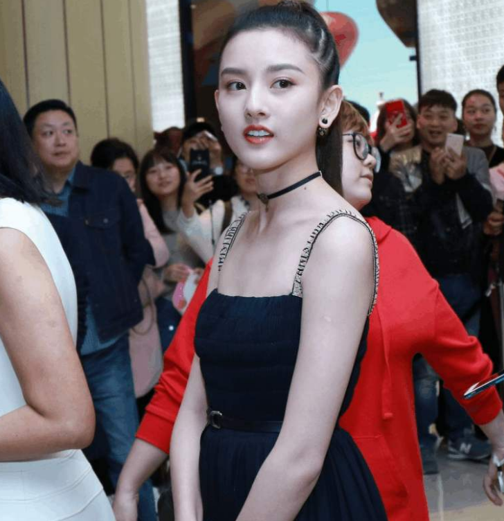 宋祖儿再次撞脸张柏芝,当她换上背心,与张柏芝形如双胞胎姐妹 宋祖儿再次撞脸张柏芝,当她换上背心,与张柏芝形如双胞胎姐妹