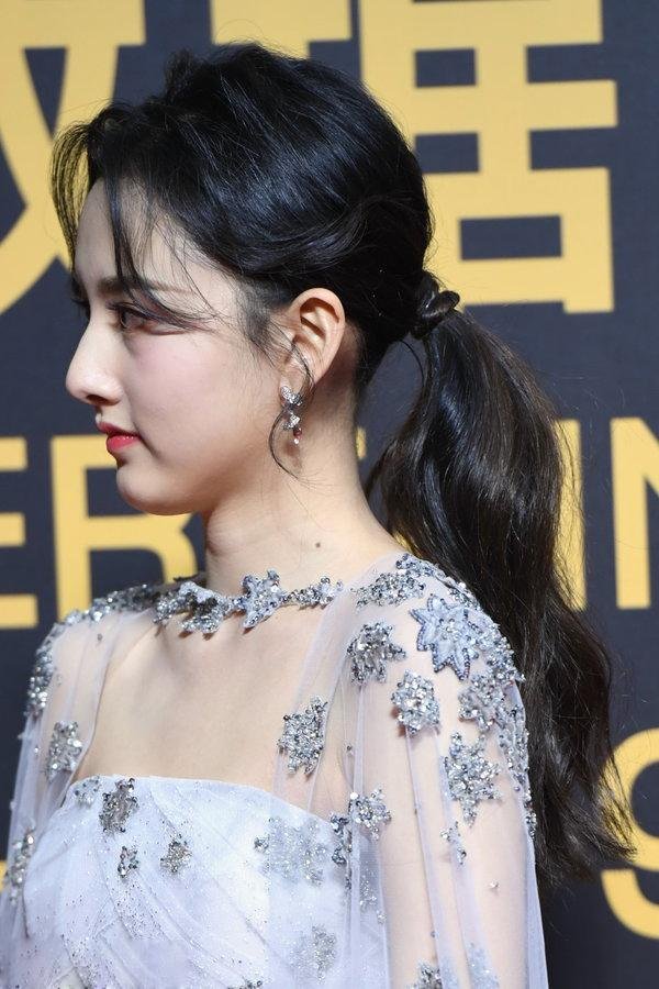 宋祖儿再次撞脸张柏芝,当她换上背心,与张柏芝形如双胞胎姐妹 宋祖儿再次撞脸张柏芝,当她换上背心,与张柏芝形如双胞胎姐妹