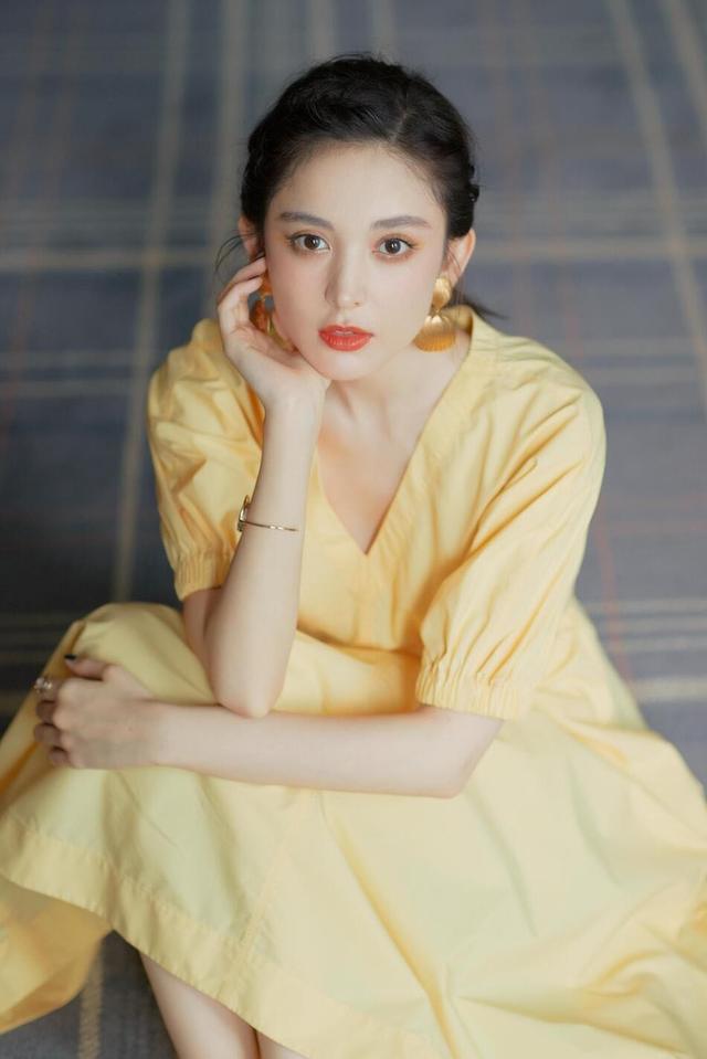 被娜扎的法式穿搭惊艳了,鹅黄裙搭复古编发优雅精致,美的很高级