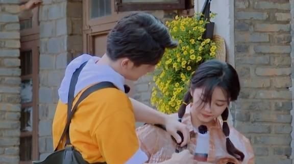 小森林:张新成多绅士,帮谭松韵整理衣服,那双手让人点