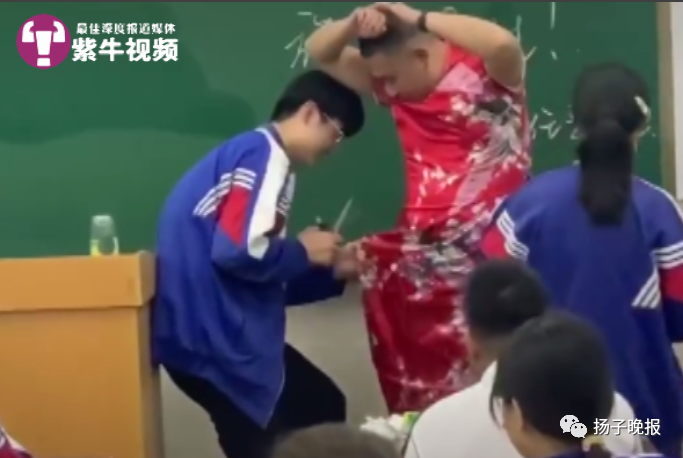 【紫牛头条】男老师穿旗袍送考:豁出去了,希望我的学生们旗开得胜